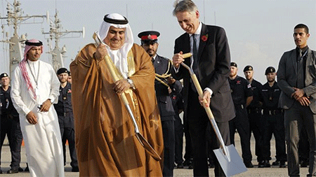 Philip Hammond junto a Jalid bin Ahmed Al Jalifa Bahréin apremia a Reino Unido con una base militar permanente